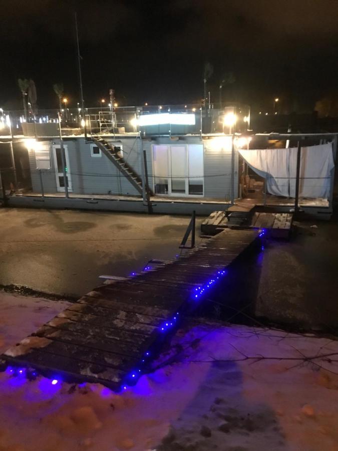 Houseboat On The Water Botel *