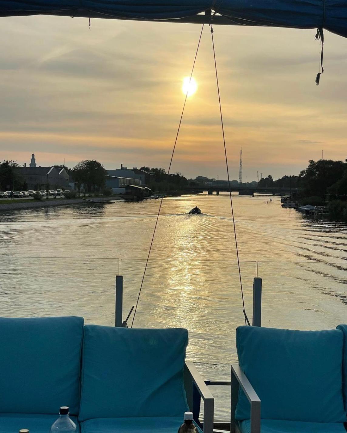 Bateau-hôtel Houseboat On The Water