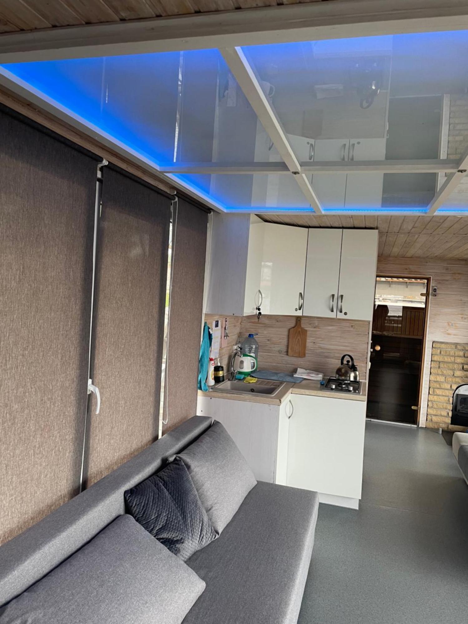Houseboat On The Water Botel