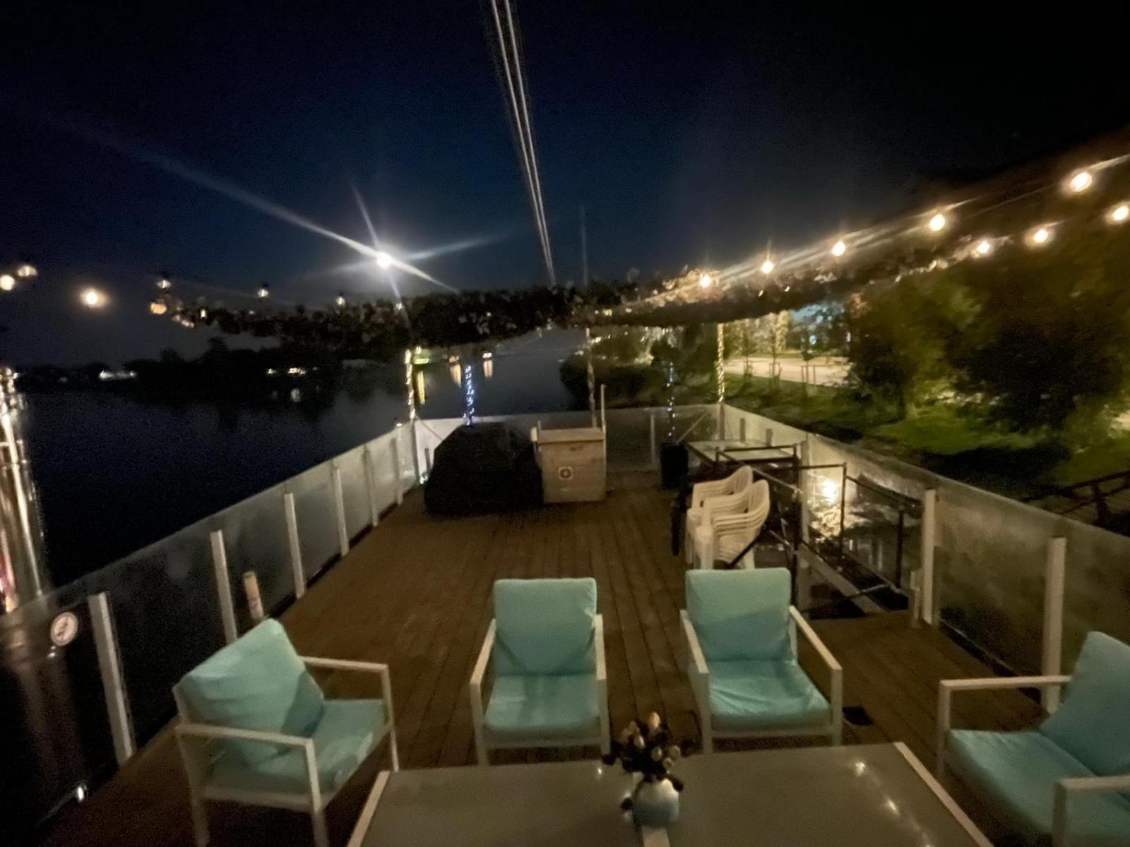 Houseboat On The Water Bateau-hôtel
