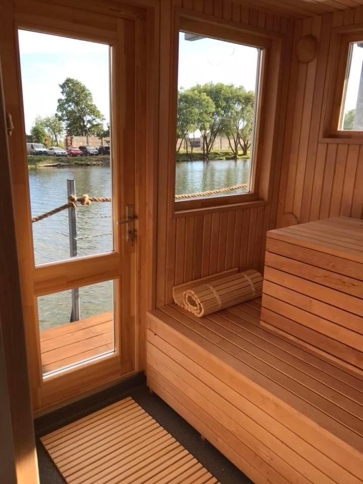 Botel Houseboat On The Water *