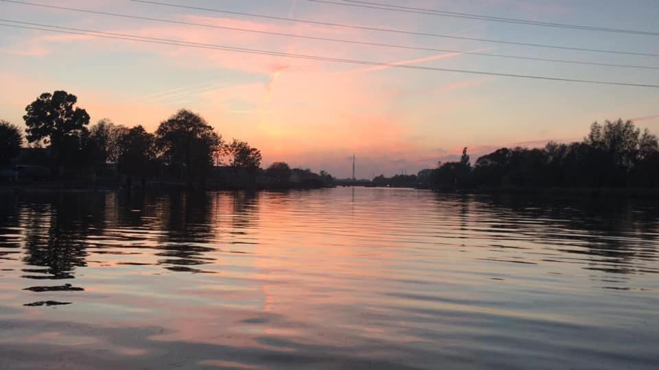 Houseboat On The Water Botel